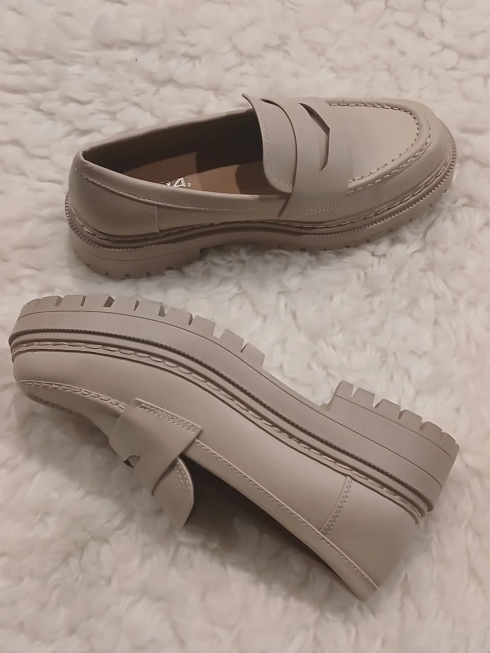 Soda Taupe Lug-Sole Penny Loafers Size 7.5 Women's